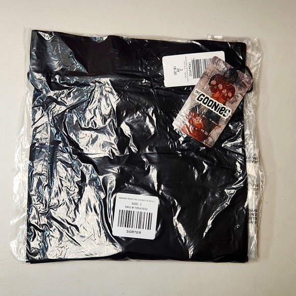 ❤️NWT VINTAGE TORRID LEGGING - GOONIES MOVIE - SKULL CROSSBONES PIRATE PLUS SIZE - Picture 4 of 15